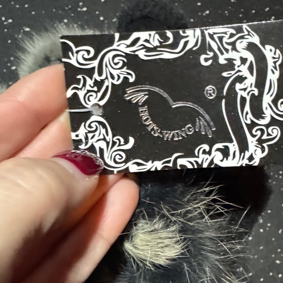 Elegant Black Fingerless Gloves with Faux Fur - Picture 2 of 4